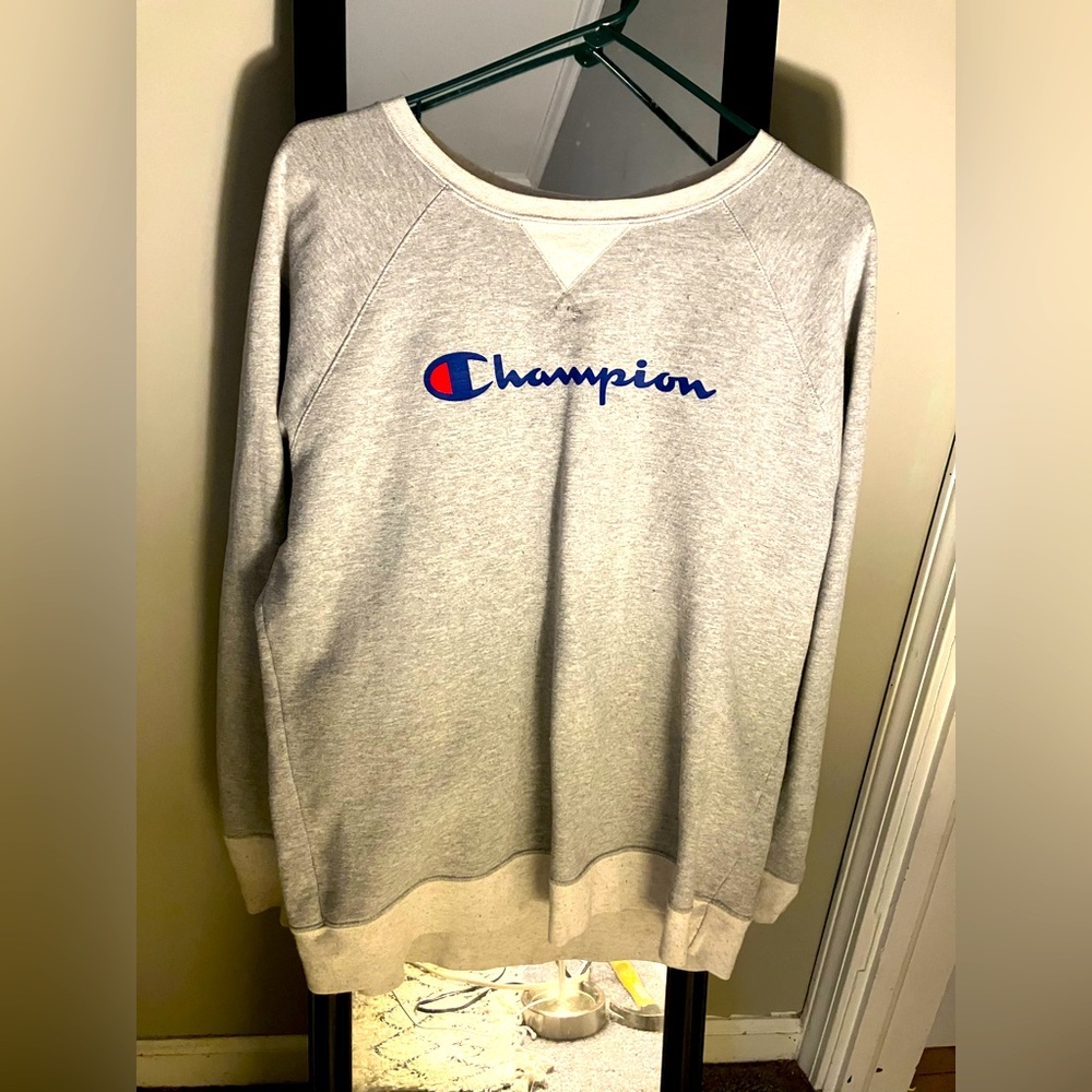 Vintage crewneck, good condition. No stains.